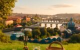 Letní piknik v pražském parku s výhledem na město a Vltavu