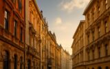 Klidná pražská ulice mimo turistické trasy v ranním světle