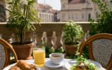 Víkendový letní brunch v Praze – prostřený stůl na terase kavárny