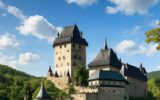 Hrad Karlštejn v okolí Prahy – tip na letní výlet do hodiny od města