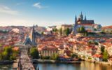 Letní Praha z ptačí perspektivy – červené střechy, Vltava a Pražský hrad