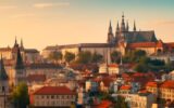 Letní Praha za 24 hodin – pohled na Karlův most a Pražský hrad v ranním světle