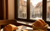 Letní snídaně v pražské kavárně – káva, pečivo a ranní slunce