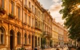 Letní ulice s kavárenskými zahrádkami ve Vršovicích v Praze