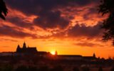 Západ slunce nad Prahou – silueta Pražského hradu z parkové vyhlídky