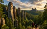 Pískovcové skály a hrad v Českém ráji v létě