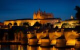 Noční Praha v létě – osvětlený Karlův most a Pražský hrad nad Vltavou