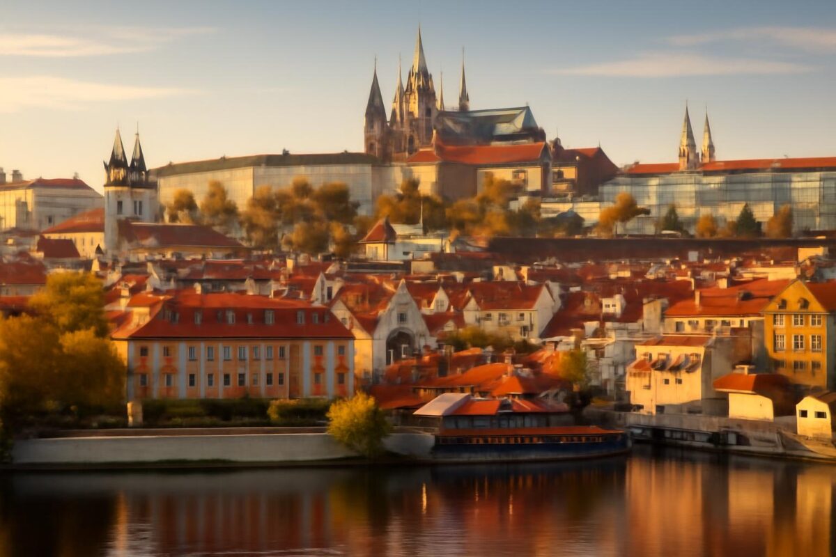 Podzim v Praze v září – pohled na Vltavu, Staré Město a Pražský hrad v barvách podzimu