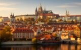 Podzim v Praze v září – pohled na Vltavu, Staré Město a Pražský hrad v barvách podzimu