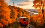 Podzimní Petřín v Praze s lanovkou a rozhlednou, barevné stromy nad městem