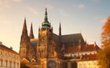 Nádvoří Pražského hradu a katedrála sv. Víta v ranním podzimním světle
