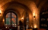 Sklenky vína a talíř v pražském wine & dine podniku