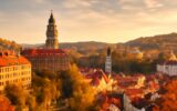 Český Krumlov na podzim s zámeckou věží a meandrem Vltavy