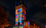 Světelná instalace a videomapping na historické budově v Praze během Signal Festivalu
