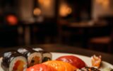Talíř nigiri a sushi rolí v japonské restauraci v Praze