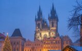 Vánoční trhy na Staroměstském náměstí v Praze za soumraku