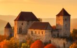 Hrad Točník na lesnatém hřebeni na podzim